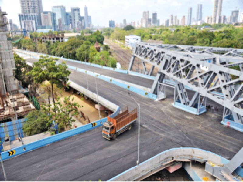 Lower Paral Bridge starts a route Relief for motorists in South Mumbai | लोअर परळ पुलाची एक मार्गिका सुरू; दक्षिण मुंबईतील वाहनचालकांना दिलासा