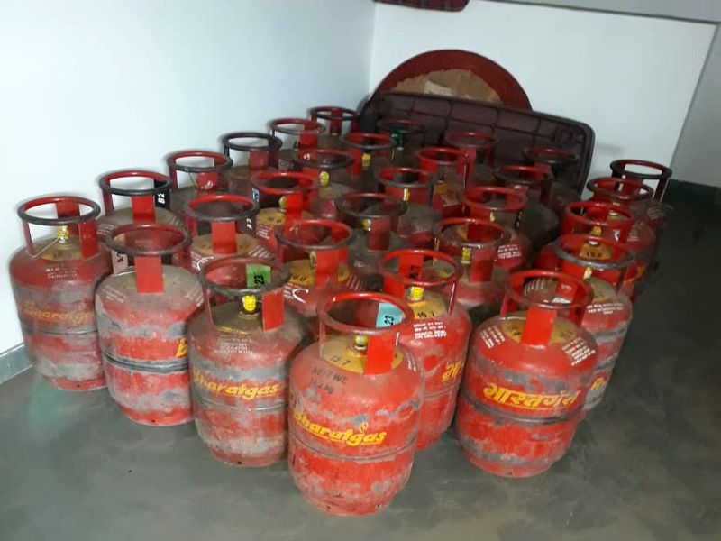 Gas stolen from cylinders filled up: Four arrested, 29 cylinders seized | भरलेल्या सिलिंडरमधून गॅस चोरी : चौघांना अटक, 29 सिलिंडर जप्त