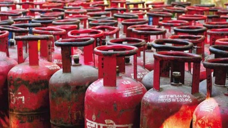 4.75 crore gas cylinders were not found | ४.७५ कोटीचे गॅस सिलेंडर वाटलेच नाहीत