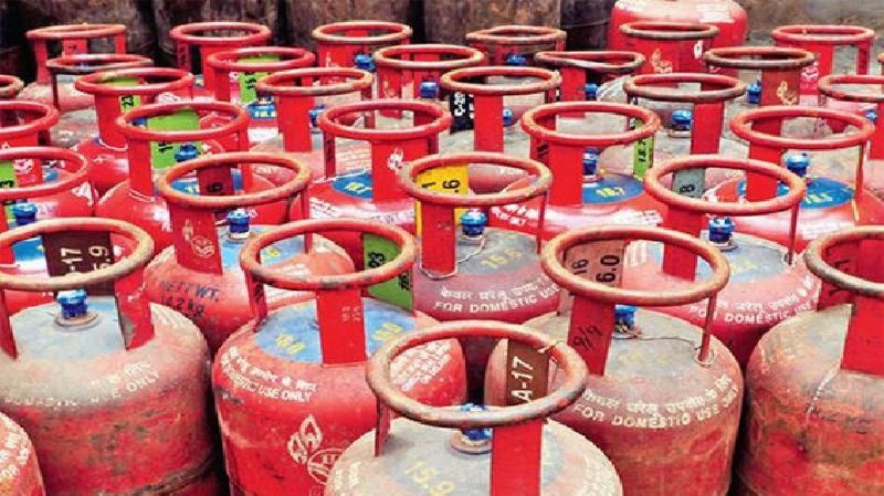 Gas cylinders increased by Rs 240 during the year; The subsidy is only Rs. 40.10 | वर्षभरात गॅस सिलिंडर २४० रुपयांनी वाढले; सबसिडी ४०.१० रुपयेच