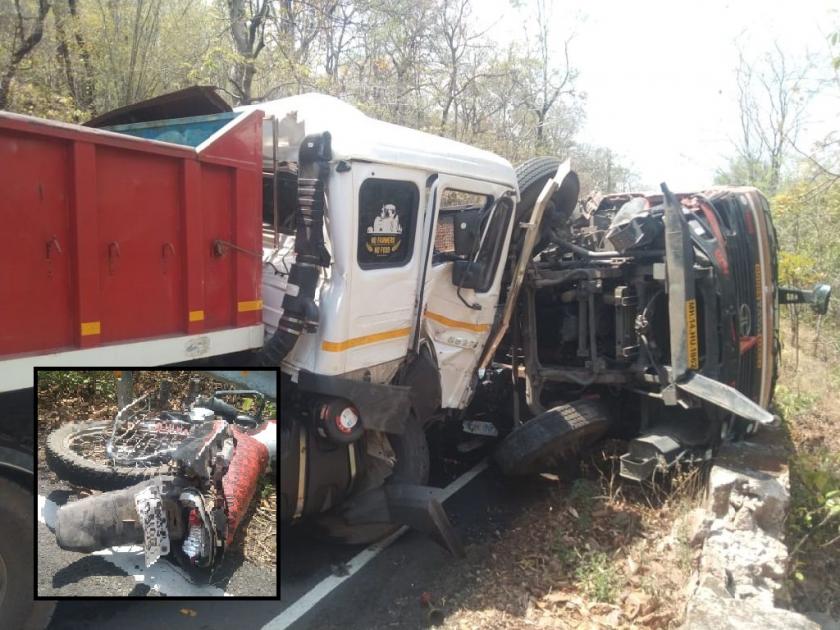 Container, tipper collided head-on at korchi kurkheda route, two bikers killed and one injured | कंटेनर-टिप्पर समोरासमोर धडकले, दुचाकीस्वार मध्ये अडकले; दोन ठार एक जखमी