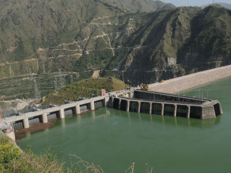16 percent water supply in 142 projects in Latur district | लातूर जिल्ह्यातील 142 प्रकल्पांत 16 टक्के पाणीसाठा