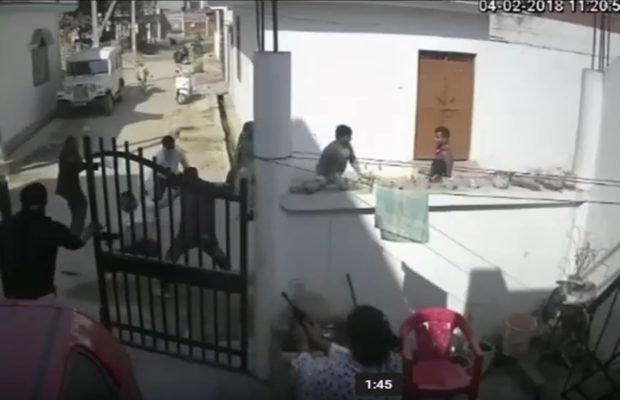Video- criminals attacks up journalist abid ali in lucknow, wife retaliates with gun fire | VIDEO- पतीवर चालून आलेल्या हल्लेखोरांना तिने लावलं पळवून