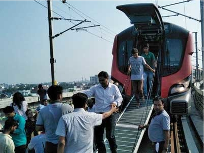 Lucknow Metro fails on first day; With the help of a ladder, | पहिल्याच दिवशी लखनऊ मेट्रोमध्ये बिघाड; प्रवाशांना शिडीच्या मदतीने उतरवलं मेट्रोतून