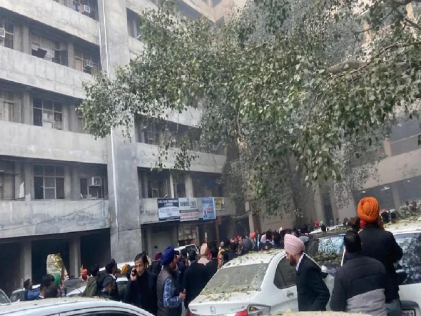 Blast Inside Court Complex In Punjab's Ludhiana, 2 Dead, several injured | लुधियाना कोर्टाच्या तिसऱ्या मजल्यावर स्फोट, दोघांचा मृत्यू तर अनेक जण जखमी
