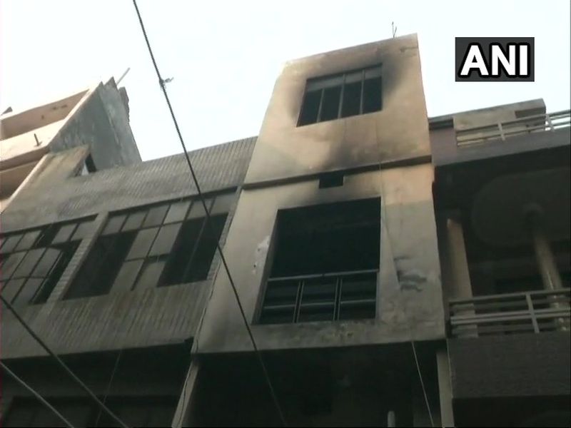 4 dead after fire broke out at a hosiery factory in Kalyan Nagar in Ludhiana | लुधियानामध्ये कपड्याच्या कारखान्याला भीषण आग, चार जणांचा मृत्यू