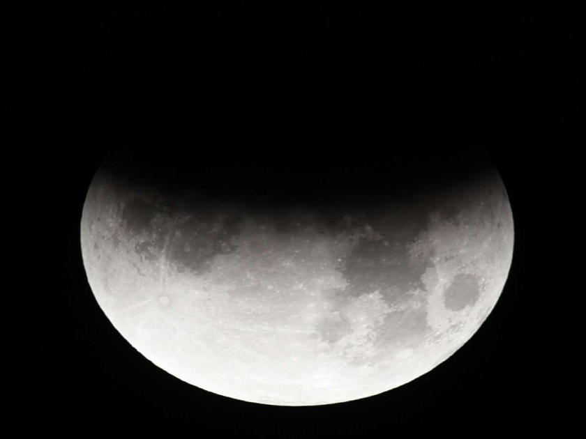 Partial LunarEclipse as seen in the skies of Mumbai | दिल्लीपासून मुंबईपर्यंत दिसलं चंद्रग्रहण, पहाटे 4.29 वाजेपर्यंत राहणार प्रभाव
