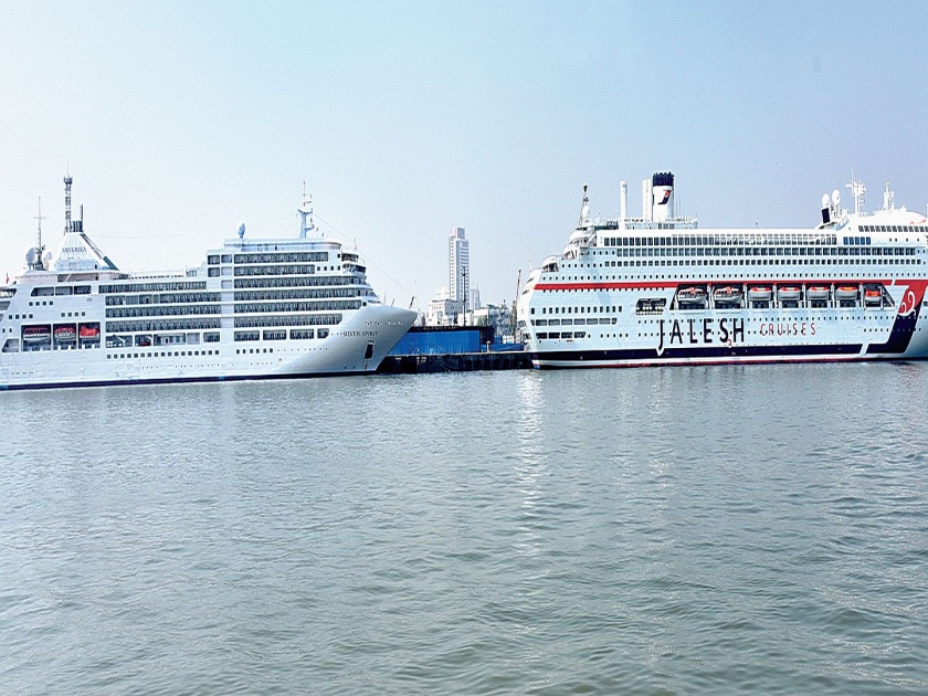 Four peaceful cruises arrive at Mumbai port simultaneously | मुंबई बंदरात एकाच वेळी चार आलिशान क्रुझचे आगमन