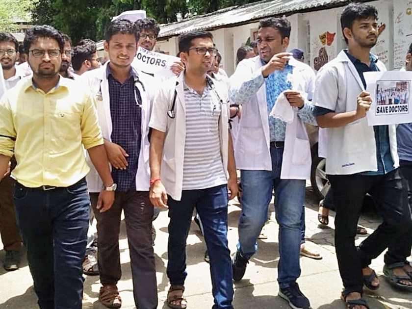 Beating resident doctors in Nair; Offense against relatives | नायरमधील निवासी डॉक्टरांना मारहाण; नातेवाइकांवर गुन्हा