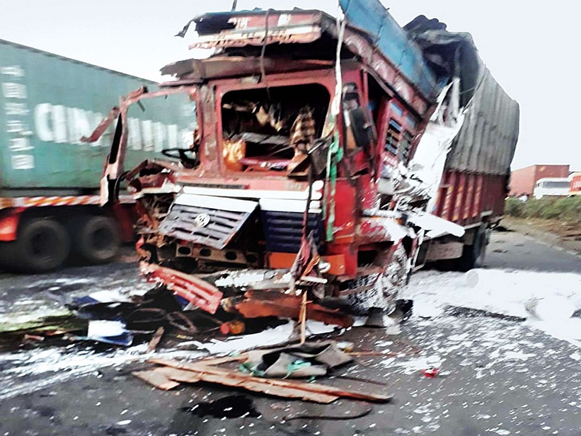 One killed, 6 injured in truck accident Accident on Mumbai-Ahmedabad road | ट्रक-लक्झरीच्या भीषण अपघातात १ ठार, १२ जखमी; मुंबई-अहमदाबाद मार्गावर अपघात