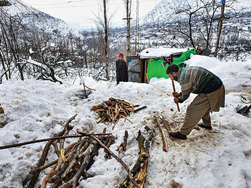 Avalanche leaves five soldiers dead; Six die in Kashmir Valley | हिमस्खलनात पाच जवान शहीद; काश्मीर खोऱ्यात १० जणांचा मृत्यू