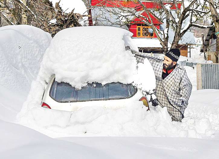 Snowfall continues in Kashmir Valley; All flights canceled due to snow accumulation on runway | काश्मीर खोऱ्यात बर्फवृष्टी सुरूच; धावपट्टीवर बर्फ साचल्यामुळे सर्व उड्डाणे रद्द