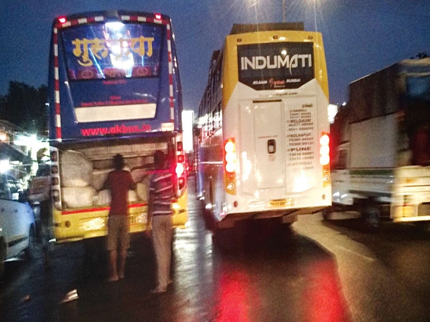  Due to the stops of private buses, transporters are getting into Dadar, Sion and Chembur areas | खाजगी बसच्या थांब्यामुळे दादर, सायन, चेंबूर परिसरामध्ये होत आहे वाहतूककोंडी