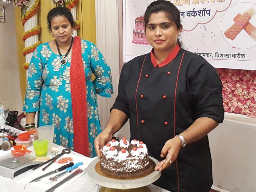 Sakhi received cake, incense making lessons | सखींना मिळाले केक, अगरबत्ती मेकिंगचे धडे