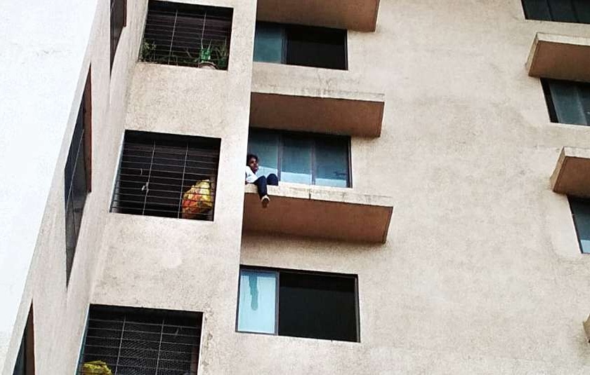 A woman attempted suicide by jumping from a building | इमारतीवरून उडी घेऊन महिलेचा आत्महत्येचा प्रयत्न