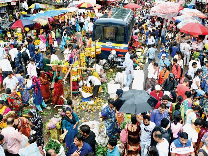 Markets open for Diwali shopping; Mumbaikars crowded in the rainy season | दिवाळी खरेदीसाठी बाजारपेठा फुलल्या; रिमझिम पावसातही मुंबईकरांची गर्दी