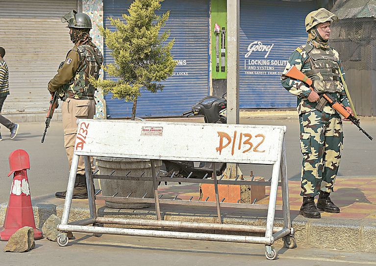 Security tightens in Kashmir after killing of laborers; Market closed on 7th day | मजुरांच्या हत्येनंतर काश्मीरमध्ये सुरक्षा कडक; ८७ व्या दिवशीही बाजारपेठा बंद
