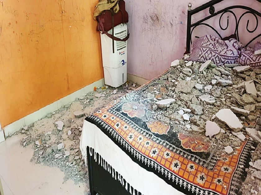  Kurla police collapse in colony; Occurrences of a frequent ceiling collapse | कुर्ला पोलीस वसाहतीत पडझड; वारंवार सिलिंग कोसळण्याच्या घटना