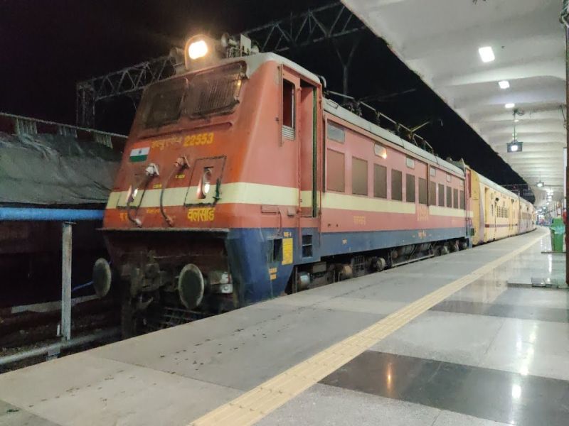 Maharashtra Express breaks for two days; Changed route of three trains | महाराष्ट्र एक्स्प्रेसला दोन दिवस ब्रेक; तीन रेल्वेगाड्यांचा बदलला मार्ग