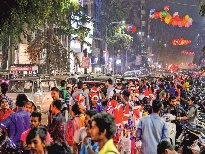 Christmas celebration with special prayers in Pune; youngsters on streets, markets have been decorated | विशेष प्रार्थनेने पुण्यात ख्रिसमसचे स्वागत; अवघी तरुणाई रस्त्यावर, बाजारपेठा सजल्या