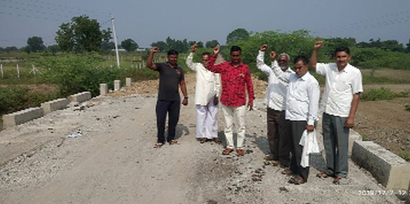 Farmers' agitation for cleaning bridge | पुलाच्या स्वच्छतेसाठी शेतकऱ्यांचे आंदोलन