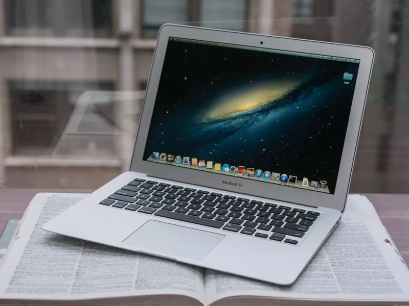 Apple laptops available on rental too... | अॅपलचे लॅपटॉपही भाड्याने मिळायला लागले...