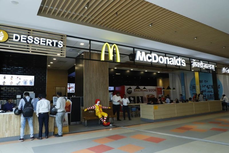 Police seal McDonald's: Six arrested, including manager | पोलिसांनी लावले मॅकडोनल्डला सील : व्यवस्थापकासह सहा जणांना घेतले ताब्यात