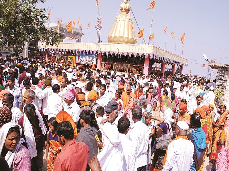 Tens of thousands of devotees visit the mausoleum of Machhindranath at Mayamba | मायंबा गडावर लाखो भाविकांनी घेतले मच्छिंद्रनाथांच्या समाधीचे दर्शन