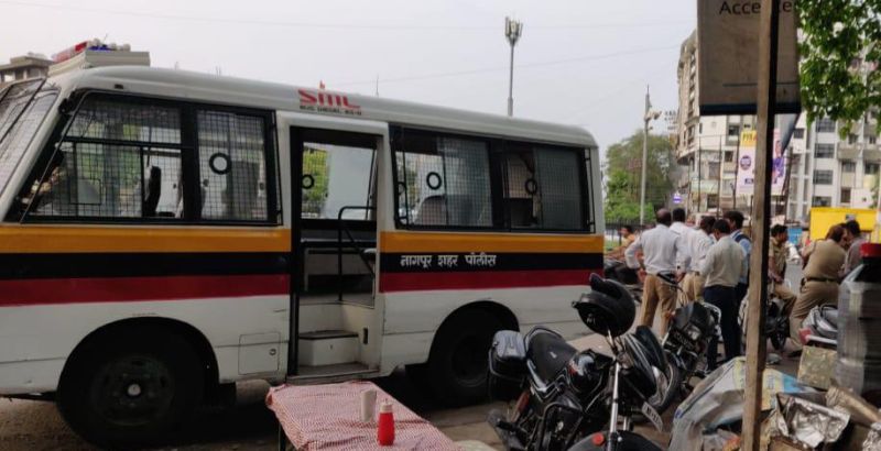 In Nagpur Mad man took control of Police 'patrol van' | नागपुरात मनोरुणाने घेतला पोलिसांच्या ‘पेट्रोलिंग व्हॅन’चा ताबा