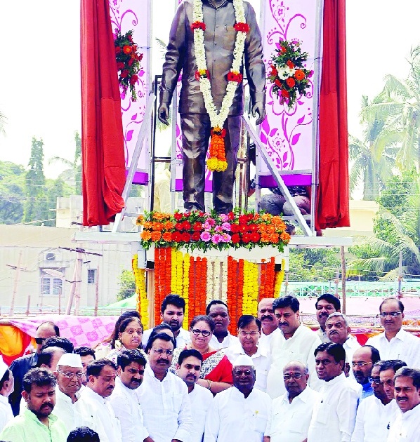  Maintain the power of Madanbhau: Ashok Chavan; Unveiling of Sangli's full-size statue | मदनभाऊंची ताकद अबाधित ठेवा : अशोक चव्हाण; सांगलीत पूर्णाकृती पुतळ्याचे अनावरण