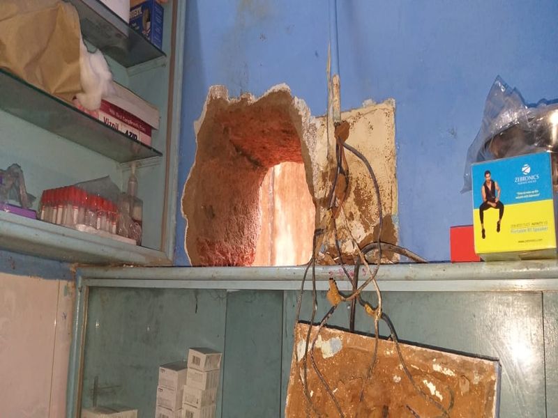 Looted the brick wall in a clay | कुडचडेत भिंतीला भगदाड पाडून सराफाचे दुकान लुटले
