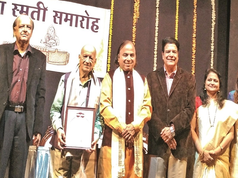 Music based on emotion and word: Suresh Talwalkar: Prabhakar Jog gets 'Gadima Award' | भावना व शब्द यांच्या आधाराने संगीत पूर्ण : सुरेश तळवलकर : प्रभाकर जोग यांना ‘गदिमा पुरस्कार’
