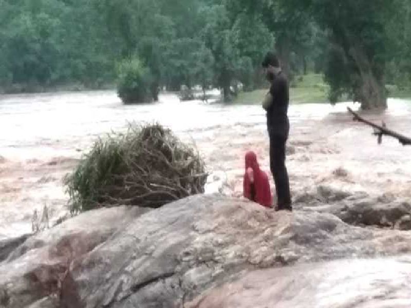 Going on a river in the rainy season ... see what happened in Madhya Pradesh? | पावसाळ्यात नदीवर फिरायला जाताय... हे पहा मध्य प्रदेशमध्ये काय झाले?