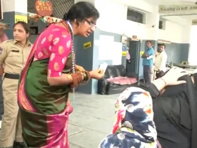 BJP candidate Madhvi Lata in another controversy Veils removed from women's faces at polling station ID cards checked | भाजपा उमेदवार माधवी लता आणखी एका वादात; मतदान केंद्रावर महिलांच्या चेहऱ्यावरून काढला बुरखा;ओळखपत्र तपासले