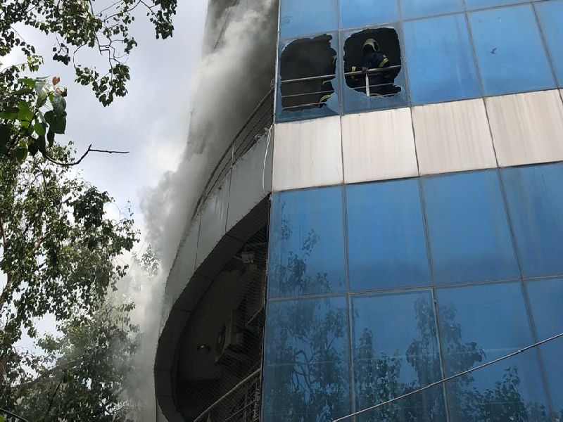 Mumbai : Fire broke out in a building, in Madhu Industrial Estate Andheri, fire officer injured | अंधेरीत अग्नितांडव, अग्निशमन अधिकारी जखमी