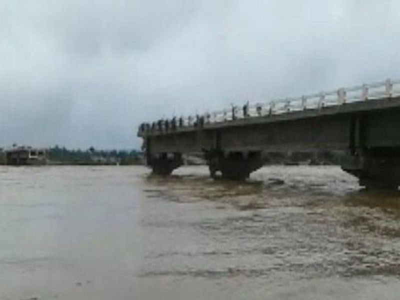 madhya pradesh bridge collapses! The launch of the bridge three months ago | सर आली धावून अन् पूल गेला वाहून!; तीन महिन्यांपूर्वी पुलाचे लोकार्पण