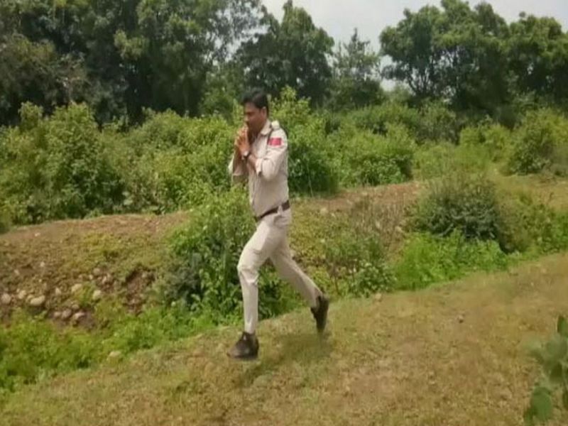 Cop Ran With 10 Kg Bomb On His Shoulder For 1 Km | शौर्य ! शाळकरी मुलांचा जीव वाचवण्यासाठी पोलिसाने 10 किलोचा बॉम्बगोळा हातात घेऊन घेतली धाव