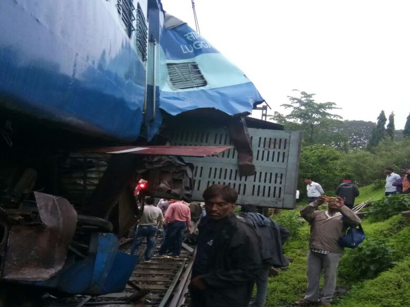 Madurai Express's boogie derailed in Khandala | खंडाळ्यात मदुराई एक्स्प्रेसला अपघात, बोगी घसरल्यानं वाहतुकीवर परिणाम