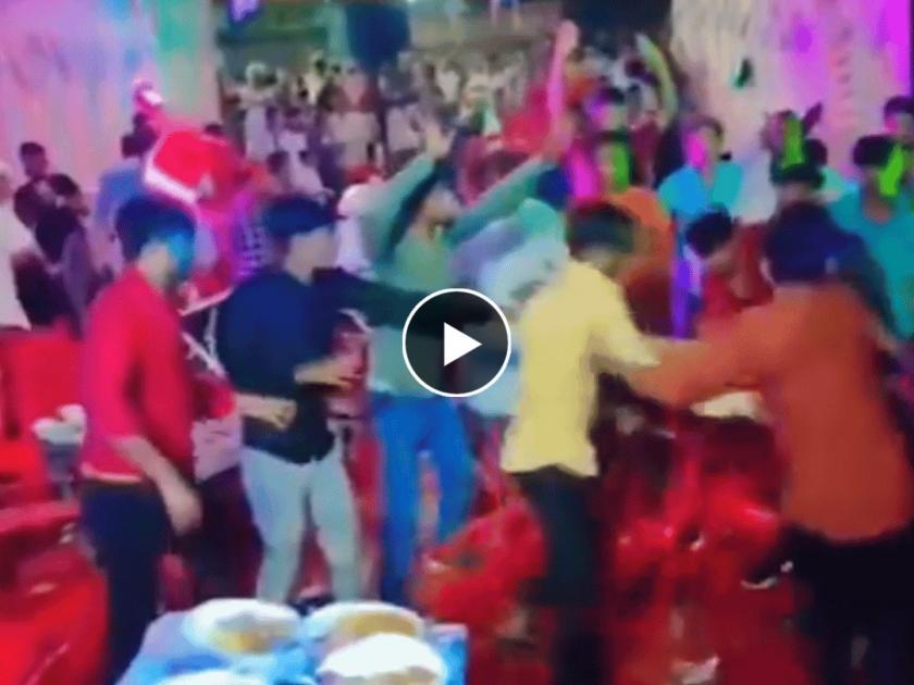 Wedding groom and bride guest were fight for panner video goes viral on social media | 'नो पनीर नो शादी?' जेवणात पनीर नसल्याने भर मंडपात वऱ्हाड्यांमध्ये हाणामारी; Video व्हायरल