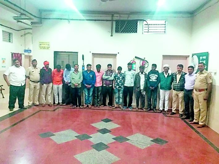 Nine customers arrested in Nagpur's restaurant while drinking | नागपुरात रेस्टॉरंटमध्ये दारू पिणाऱ्या नऊ ग्राहकांना अटक 