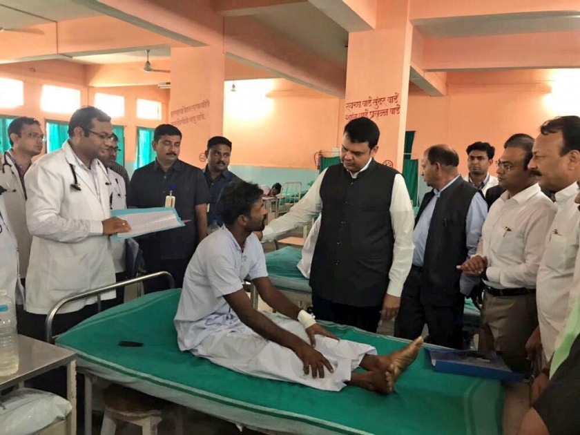 Chief Minister visits Yavatmal hospital, visits to spray-affected farmers, journalists denied admission | मुख्यमंत्र्यांनी यवतमाळमध्ये रुग्णालयात जाऊन फवारणीबाधित शेतक-यांची घेतली भेट, आंदोलनाच्या धसक्यामुळे मोठया प्रमाणावर पोलीस बंदोबस्त तैनात