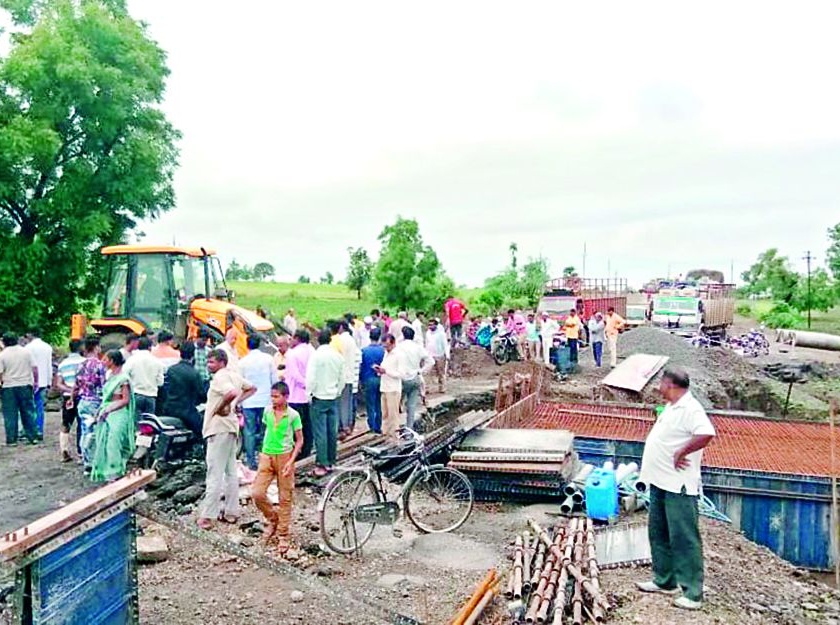 The farmers of Jamnar taluka have gone off the highway | जामनेर तालुक्यातील पाळधी येथे महामार्ग शेतकऱ्यांनी पाडला बंद