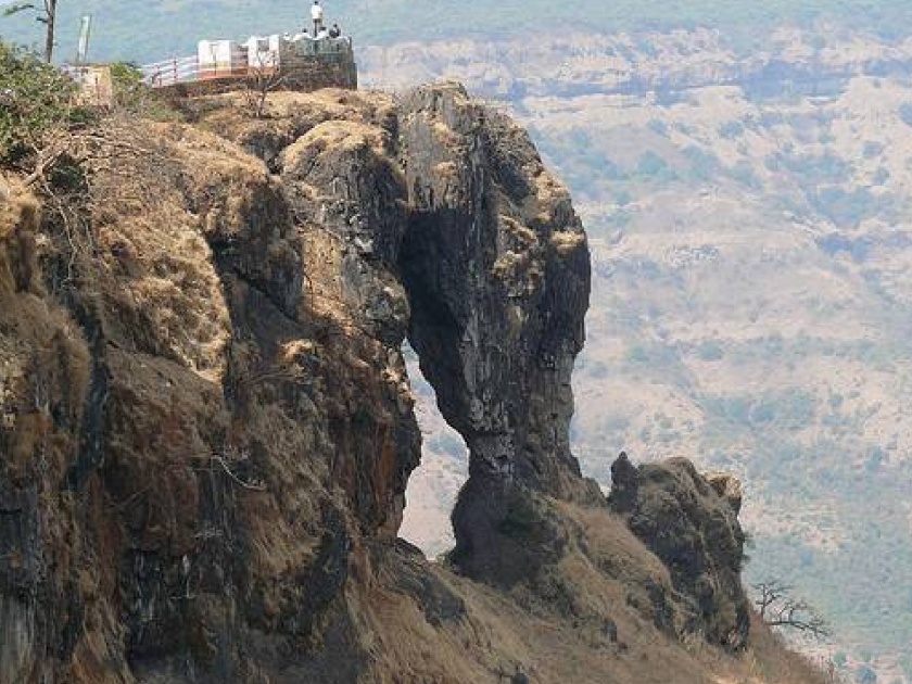 A tourist committed suicide from Kate Point in Mahabaleshwar, jumping into a valley of about two and a half hundred feet | महाबळेश्वरमधील केट्स पॉईंटवरुन गुजरातच्या पर्यटकाची आत्महत्या, सुमारे अडीचशे फूट दरीत उडी मारली