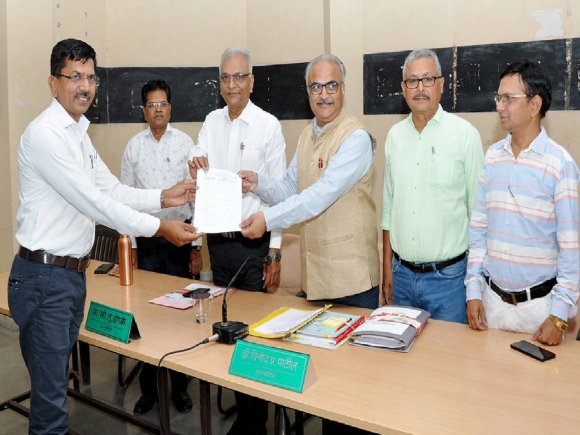  kavayitri Bahinabai Chaudhary 15 study boards of North Maharashtra University held meetings on Monday  |  ‘त्या’ एका चिठ्ठीमुळे निवडणूक निकालाचे पारडे फिरले, विद्यापीठात अभ्यासमंडळ अध्यक्षपदासाठी निवडणुका