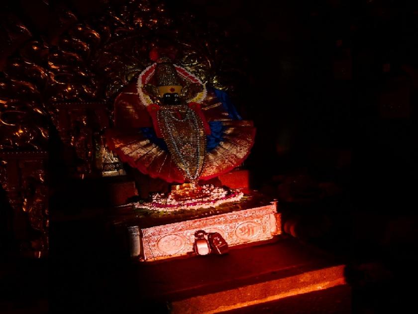 Ambabai Kirnotsav...! The sun rays touched the feet of the idol of the goddess ambabai | उत्तरायण किरणोत्सव...! मावळतीच्या सूर्यकिरणांचा अंबाबाईला चरणस्पर्श