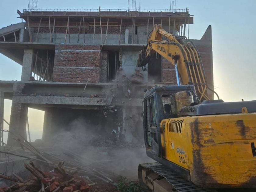 Hammer on unauthorized constructions in Mahabaleshwar | महाबळेश्वरात अनधिकृत बांधकामांवर हातोडा; रविवारी पहाटे ६ वाजताच कारवाईला सुरुवात