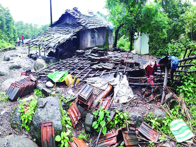 The house collapsed in Mahad | महाडमध्ये घर कोसळले