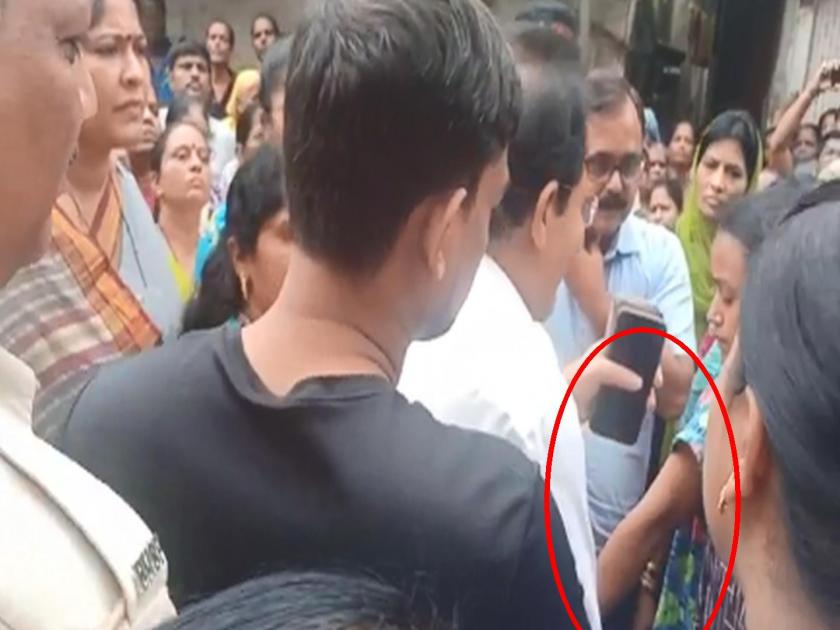 'Do not do Dadagiri' ... Mumbai Mayor's woman waved her hand due to ask a question! | Video : 'दादागिरी नाय करायची'... मुंबईच्या महापौरांची महिलेला दमदाटी, प्रश्न विचारला म्हणून हात पिरगळला!