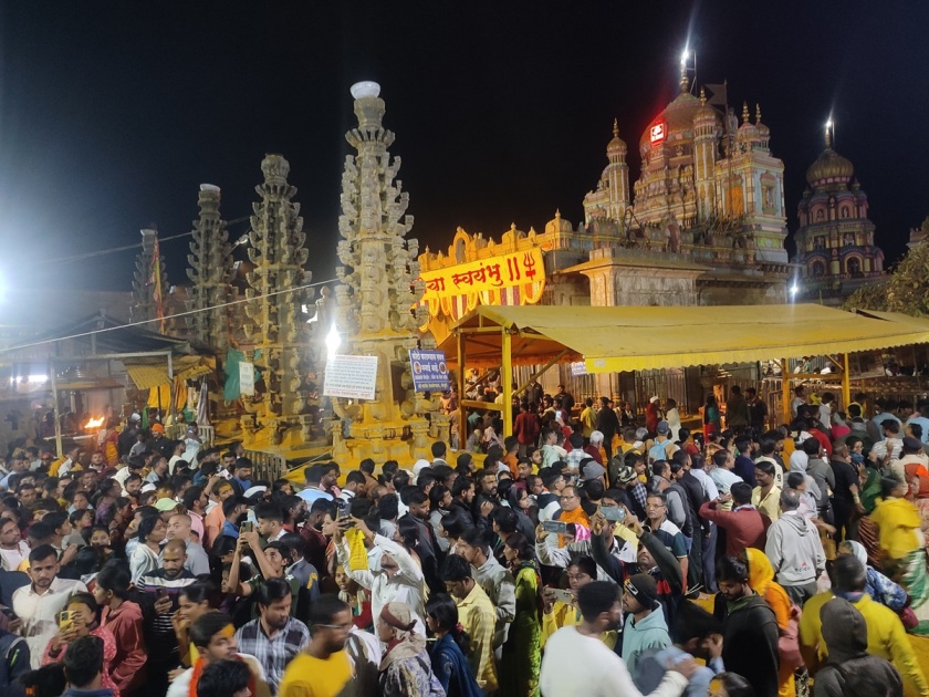Har Har Mahadev, Jai Malhar...! A large crowd of devotees in Jejuri on the occasion of Mahashivratri | हर हर महादेव, जय मल्हार...! महाशिवरात्रीनिमित्त जेजुरीत भाविकांची मोठी गर्दी