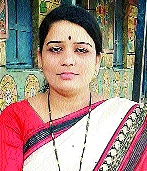 Women's Day Special: Pataavana teacher Savitri has been confined to overcoming the onslaught | Women's Day Special : आघातावर मात करून पानगावच्या शिक्षिकेने जपले सावित्रीचे लेणे